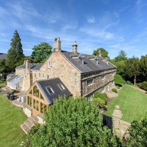 10 Bed Stunning House in village, with Hot Tub